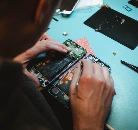 Démontage de téléphone pour réparation dans mon atelier