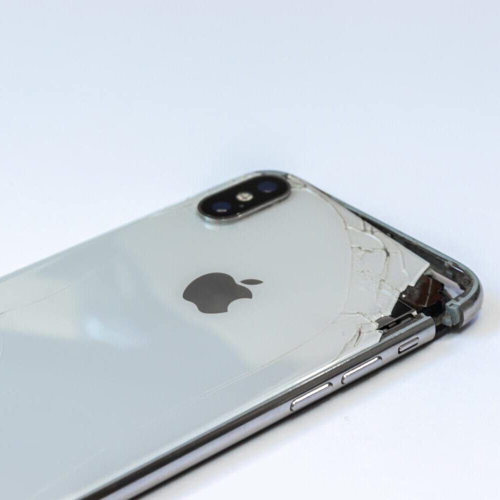Vitre arrière cassée sur iPhone avant réparation